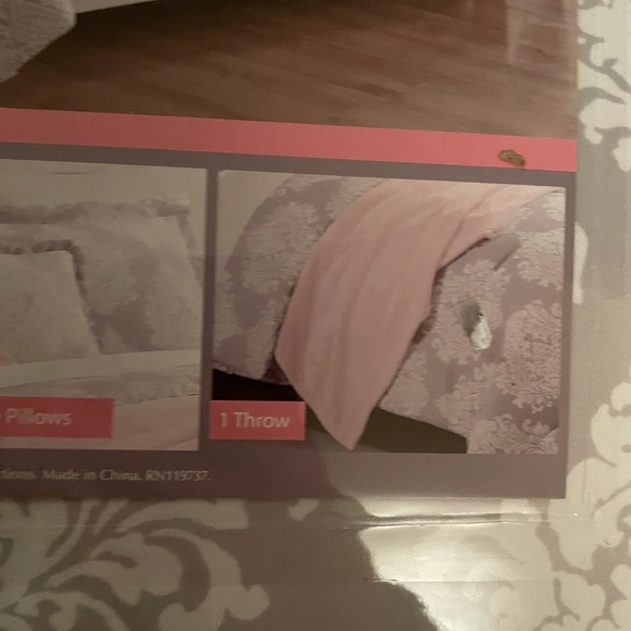 NICOLE MILLER
Printed Comforter Set
Queen size 6 piece - Picture 7 of 8